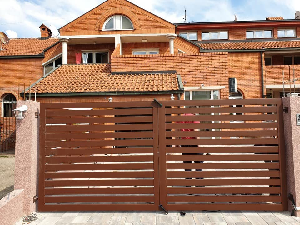 Horizontal-infill gate