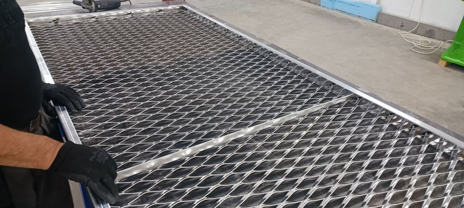 Mesh panel handling in a workshop — manufacturing-network example